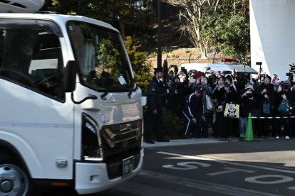 Un camión con los pandas gigantes gemelos Xiao Xiao y Lei Lei sale del Zoológico de Ueno en Tokio, Japón, que se queda sin pandas gigantes por primera vez en 50 años.