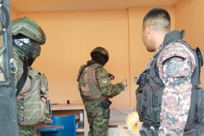 Agentes tácticos inspeccionan una celda del centro penitenciario de Esmeraldas durante operativo de verificación tras el hallazgo de una interna asesinada.