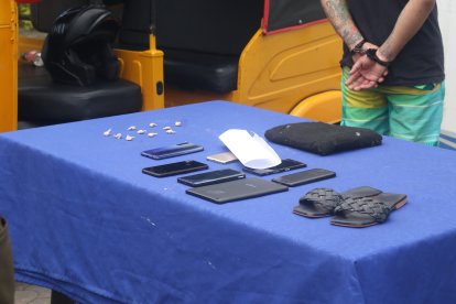 Entre las evidencias constan dosis de drogas y dispositivos móviles.