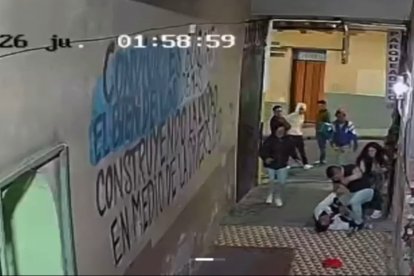 Momento en el que el señor es agredido por su sobrino. El hecho quedó grabado en cámaras.