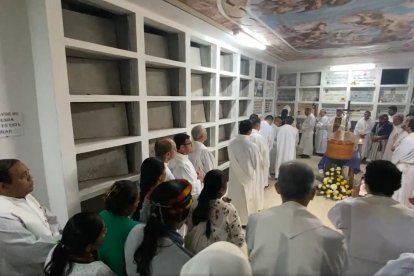 Momentos en que los restos del sacerdotes eran ingresados a las bóvedas.