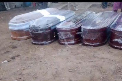 Los féretros de las cinco víctimas.