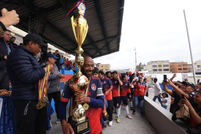 Fernando Ogonaga, exjugador profesional,  levanta el título de campeón el El Inca.