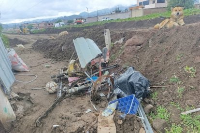 Algunos enseres quedaron dañados por el lodo.