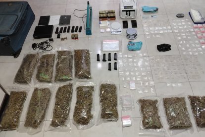La unidad antinarcóticos incautó droga, balanzas digitales y municiones durante el operativo ejecutado en Vilcabamba.
