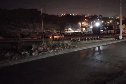 Esta es la entrada a la cooperativa. Vecinos aseguran  que está a oscuras.