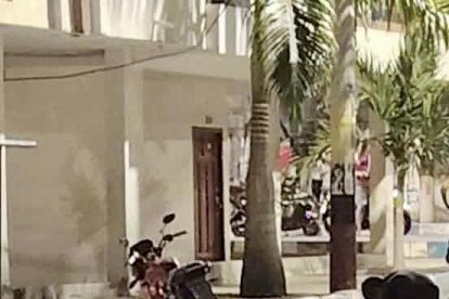 Los cuerpos de los baleados quedaron junto a una motocicleta en la que se movilizaban