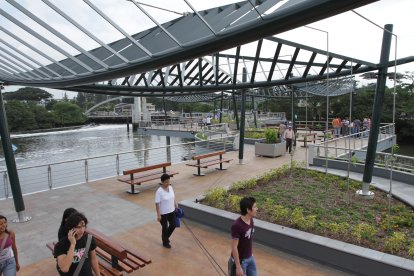 Este es el parque lineal también conocido como puente 'zig zag'.PUENTE QUE UNE LA UNIVERSIDAD DE GUAYAQUIL CON LA UNIVERSIDAD CATÓLICA.