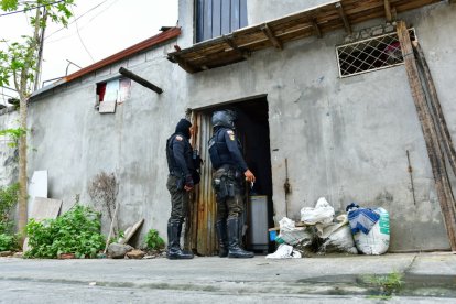 El hecho violento se registró en un domicilio de dos plantas. Policías realizan rondas por la zona