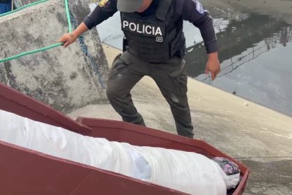El ataúd fue retirado del agua por la Policía.