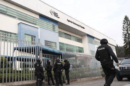 Parte del operativo se desarrolló en la ANT de Quito, ubicada en San Carlos.