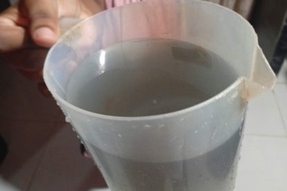 Muestra de agua de lluvia recolectada en San Lorenzo presenta tonalidad oscura, tras el paso del humo del incendio en la Refinería de Esmeraldas.