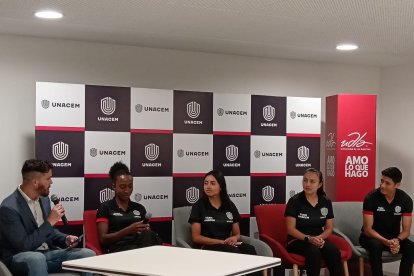 De izquierda a derecha: los deportistas Kiara Rodríguez, Nataly Revélo, Glenda Morajón y David Hurtado compartieron un conversatorio con la prensa.
