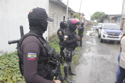 Agentes realizaron allanamientos en el sector de Fincas Delia.