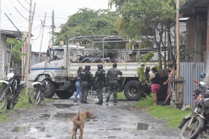 Agentes realizaron allanamientos en el sector de Fincas Delia.