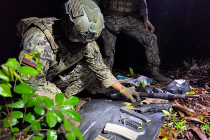 Militares inspeccionan armas y municiones incautadas en la isla San Pedro, Esmeraldas, durante el operativo especial contra el narcotráfico.