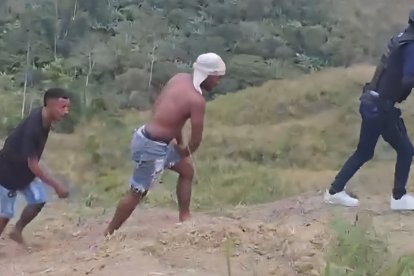 Agentes de la Policía Nacional durante el operativo de rescate en zona rural, donde fueron liberados el futbolista Pedro Pablo Perlaza y su acompañante.