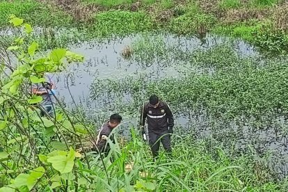 Investigadores analizan la escena del crimen.
