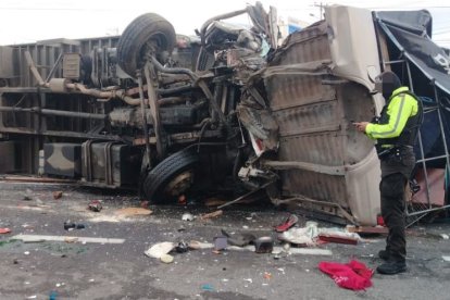 Los socorristas confirmaron la muerte de tres personas en el sitio y otras dos heridas.