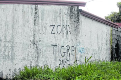En el noroeste del puerto principal también se observan paredes con leyendas y grafitis.