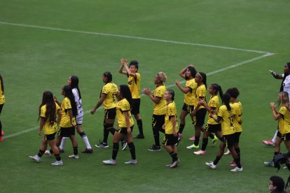 El equipo de mujeres del Ídolo recibiendo el reconocimiento del público.