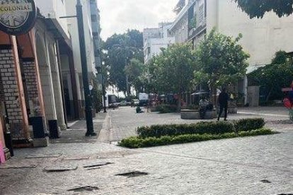 Las luces de los monumentos fueron arrancadas y en su lugar aparecieron botellas de cerveza.