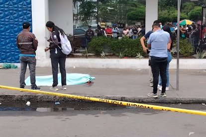 Personal de criminalística realiza el levantamiento de indicios en la escena del crimen, tras el asesinato de Jair Daza en Esmeraldas.