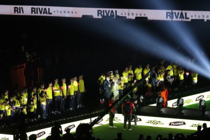 Los jugadores del Ídolo del Astillero en plena tarima del Monumental.