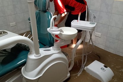 El ingreso del agua a los subcentros de salud ha provocado daños en los equipos médicos.