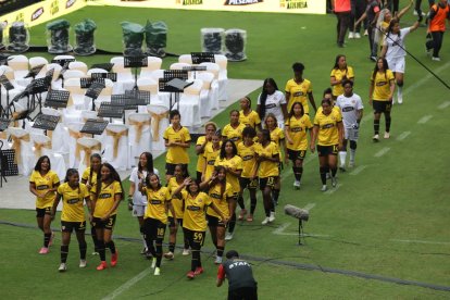 El equipo de femenino de Barcelona SC presentado en la Noche Amarilla.