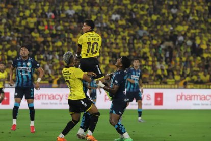 Barcelona SC y Guayaquil City jugando en la Noche Amarilla 2026.