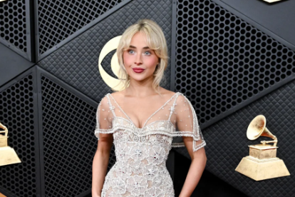 La cantante Sabrina Carpenter llegó con un vestido blanco.