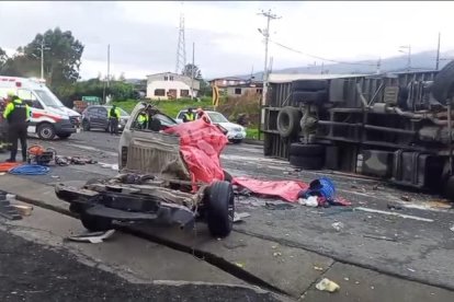 Personal de emergencia y Policía Nacional atendieron el siniestro registrado en el kilómetro 44 de la Panamericana Sur, en Mejía.