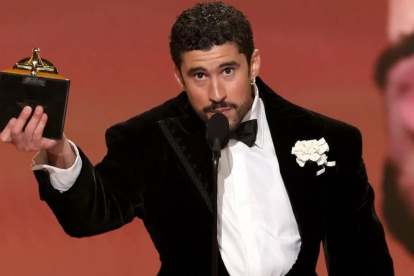 Bad Bunny sostiene el Grammy a Mejor Álbum del Año, un hito para la música latina y la historia de los premios Grammy.