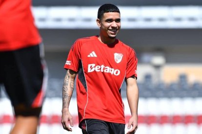Kendry Páez se prepara para su estreno con River Plate en Buenos Aires.