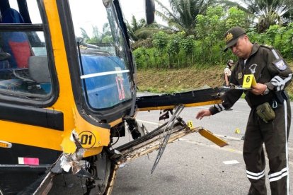 Bus escolar quedó con la parte frontal destrozada tras el accidente en la vía Quinindé–Santo Domingo; agentes levantaron evidencias para la investigación.
