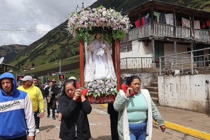 La imagen de la Virgen María fue llevada en procesión.