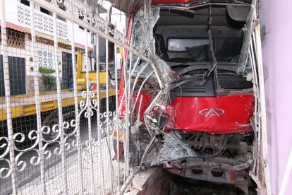 El camión terminó dentro de una de las habitaciones de la vivienda afectada.