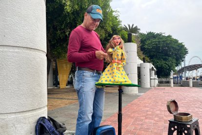 El venezolano Rafael Vera mueve títeres en Guayaquil y apuesta por quedarse en la ciudad.