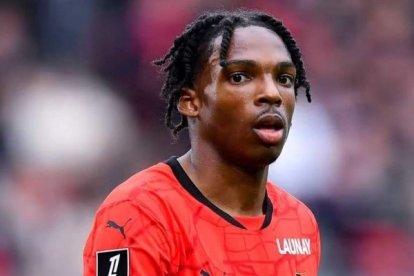 El nuevo central del Liverpool de Inglaterra, Jeremy Jacquet.