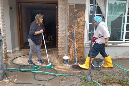 Familias de Cuenca perdieron enseres tras desbordamiento de una quebrada.