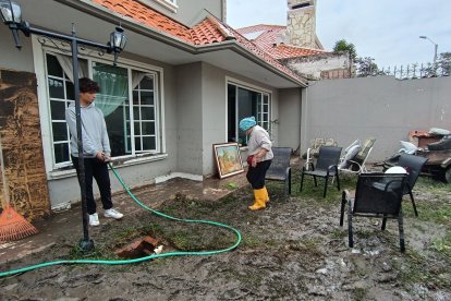 Con pala en mano trataban de acondicionar sus moradas.