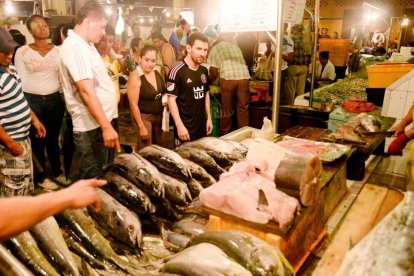 Messi pidiendo pescado como buen guyaquileño.