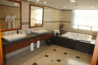 El baño cuenta con Jacuzzi.