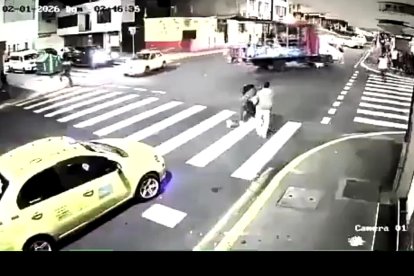 En la avenida Cevallos y Olmedo, centro de Ambato, ocurrió el atropello al dueño de la chiva.