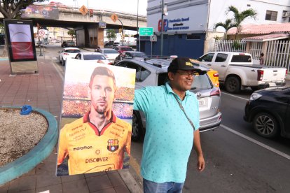 Villón vende retratos de Messi luciendo la camiseta de Barcelona SC.