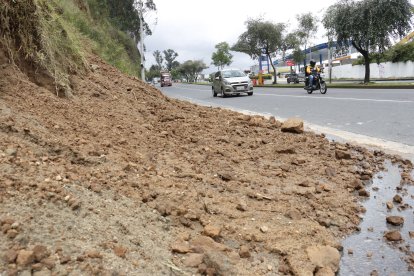 En Collacoto hubo un cierre temporal de vías, a causa de un deslizamiento.
