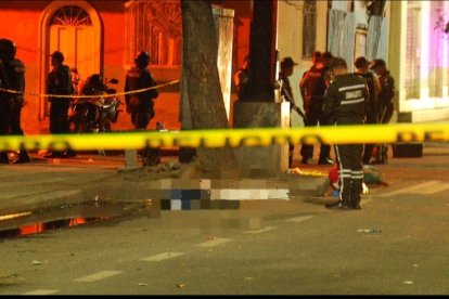 El cadáver del trabajador portuario quedó tendido sobre la calzada.