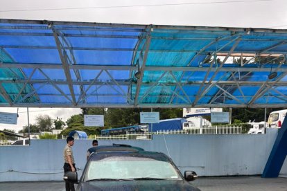 Vehículo intervenido por la Policía Nacional en la vía Catamayo–Loja durante un patrullaje preventivo.