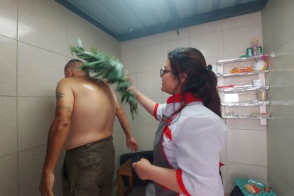 Algunos aprovechan esta fiesta para hacerse limpias energéticas y que les vaya bien en el amor.